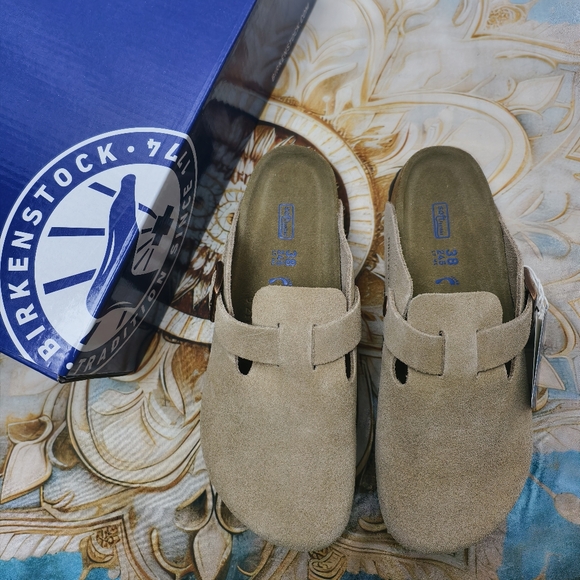 Women's Latte Cream Suede Birkenstock Boston Shoes - Narrow Fit - Picture 1 of 1